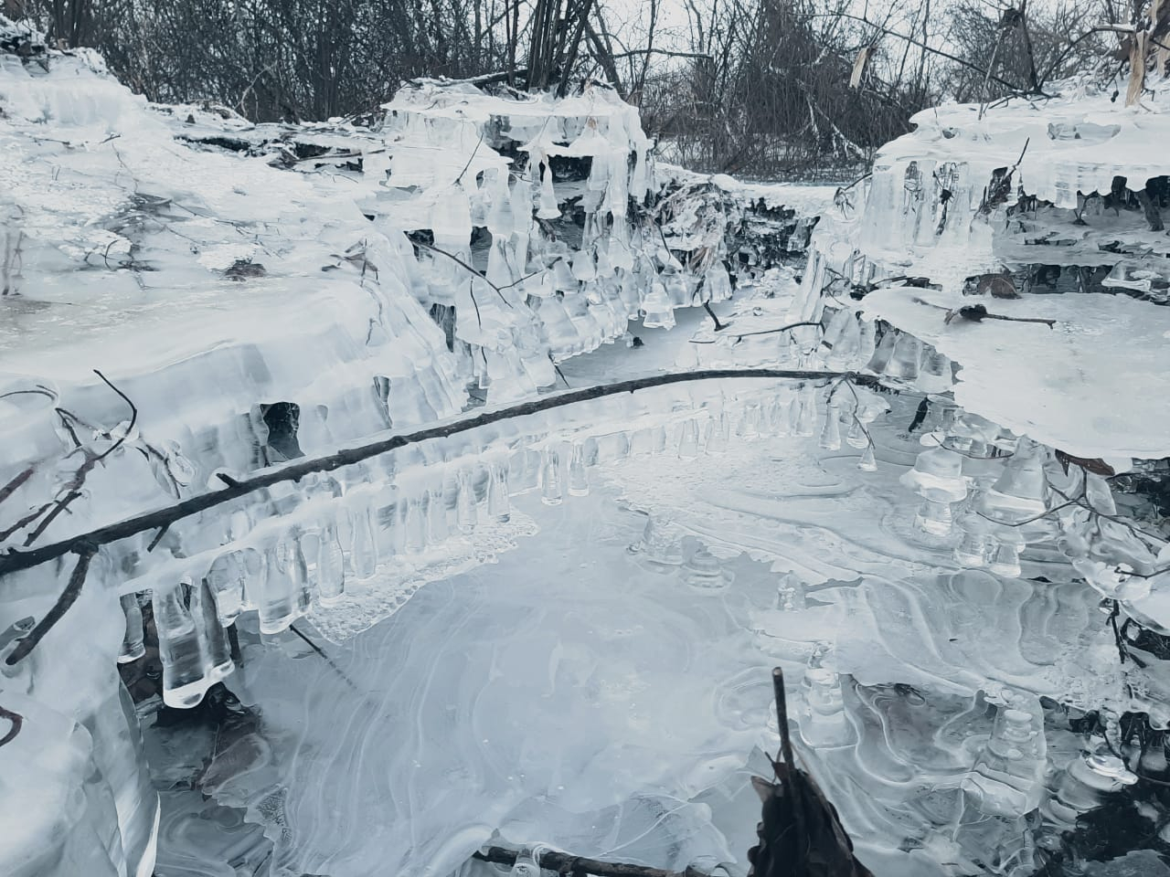 Удивительное явление: в Кировской области сфотографировали ледяные сталактиты