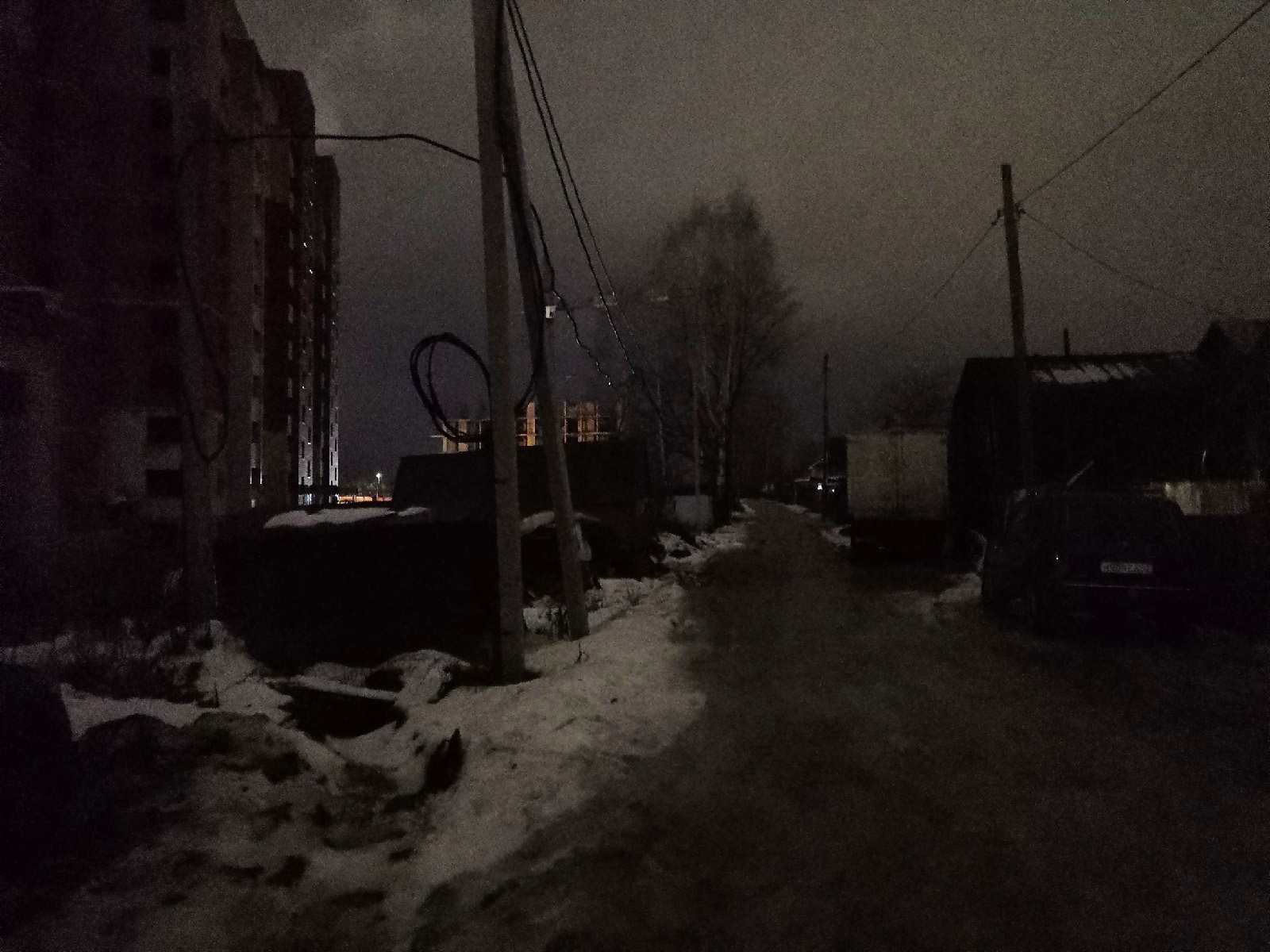 Столбы стоят, а фонарей нет: названы самые плохо освещенные районы Кирова