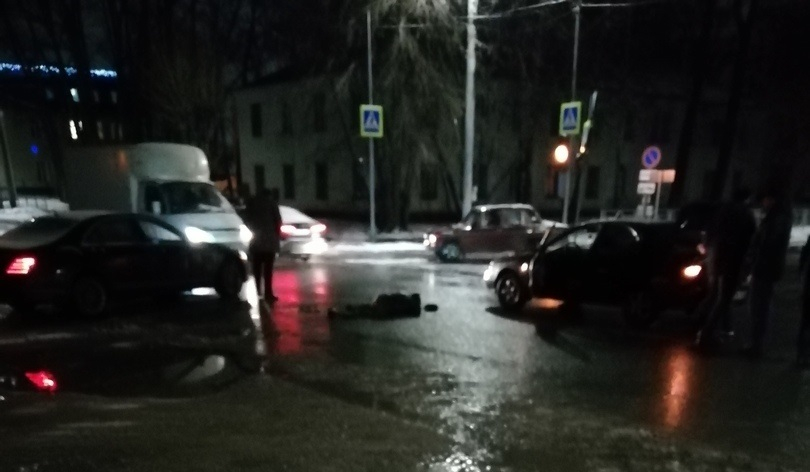 В Кирове на перекрестке с неработающим светофором сбили мужчину