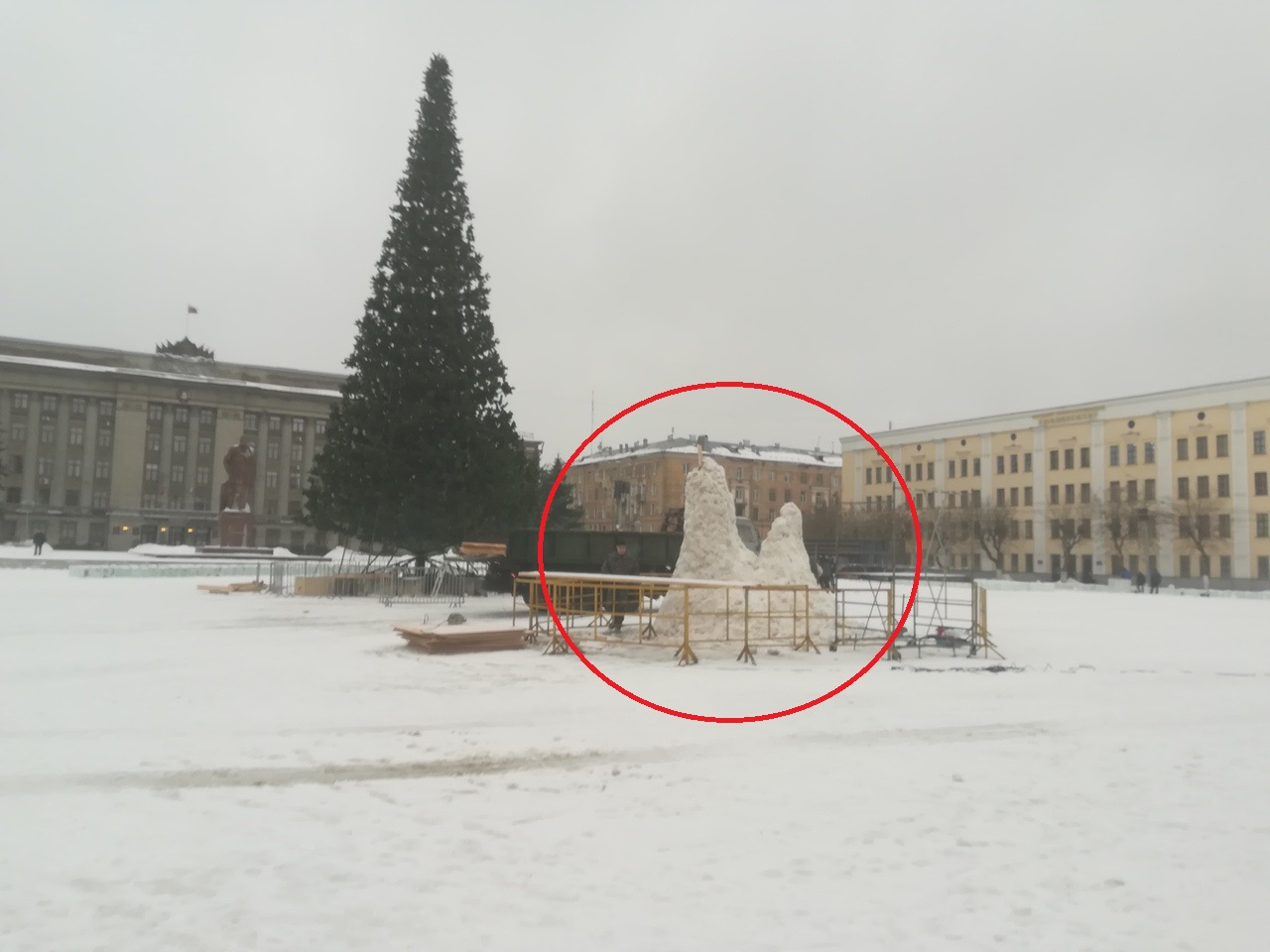 В администрации Кирова рассказали, куда пропали снежные фигуры с Театралки