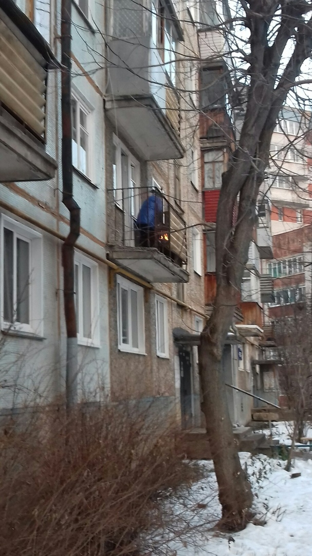 В Кирове женщина развела огонь на своем балконе