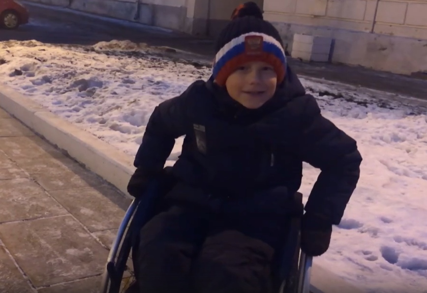 Восьмилетнему силачу из Советска подарили инвалидную коляску, о которой он мечтал