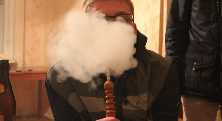 В Госдуме приняли законопроект, запрещающий курить кальяны в кафе