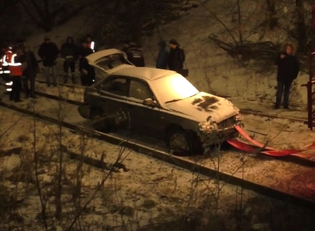 Момент падения автомобиля с путепровода на Воровского попал на видео