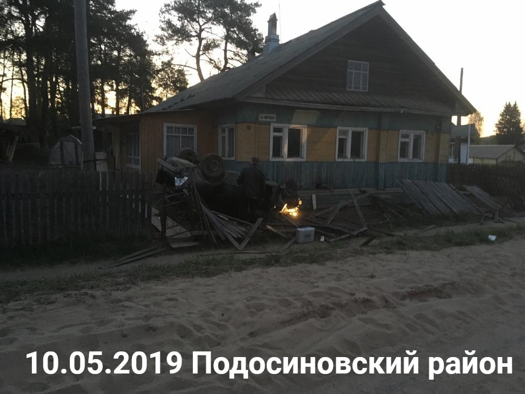 В Кировской области водитель разбил автомобиль и скрылся, оставив умирать пассажирку