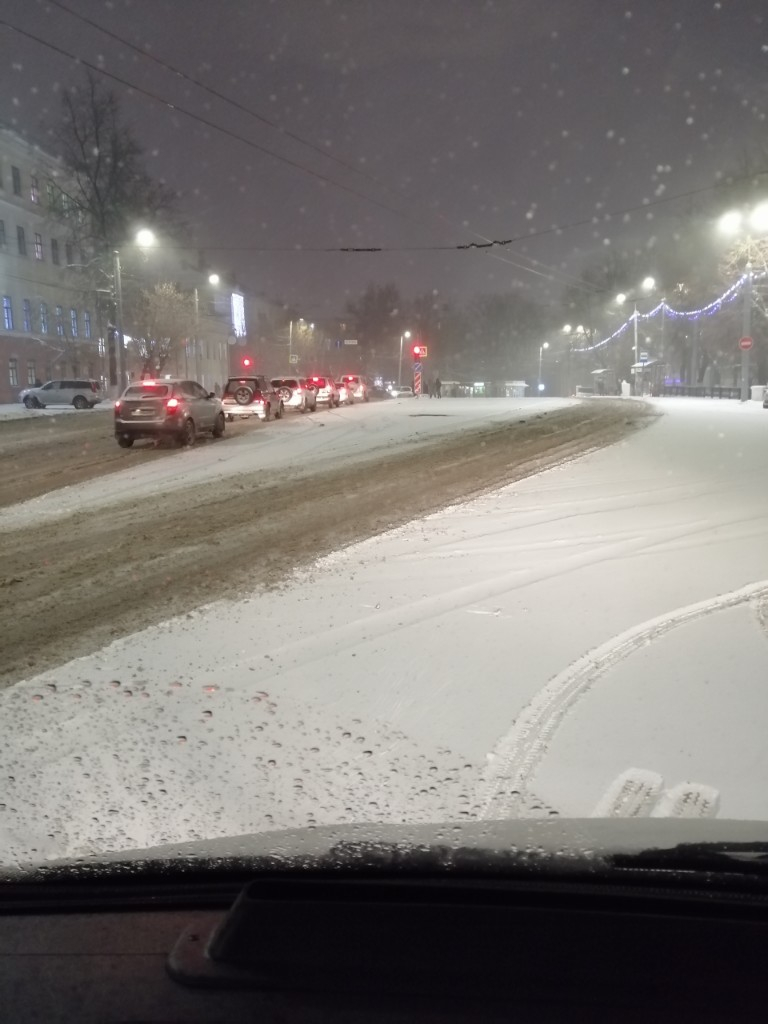 Сугробы на дорогах, пробки и аварии: первые последствия сильного снегопада в Кирове