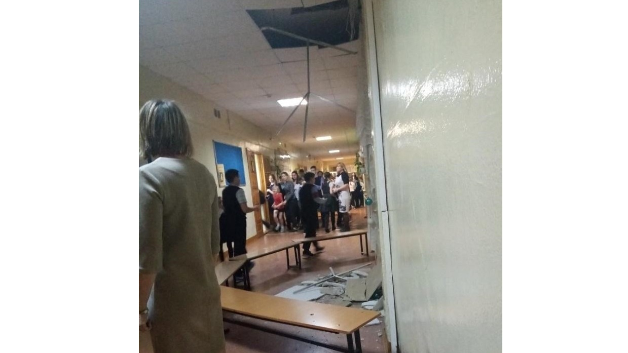 В кировской школе во время урока обрушился потолок