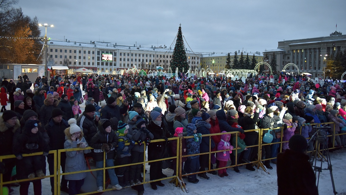 Более тысячи кировчан пришли на открытие главной елки