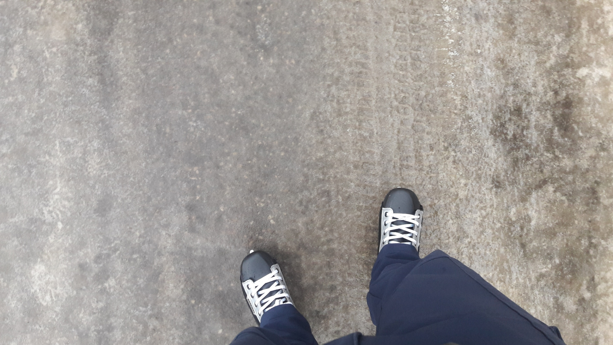 По тротуару катаются на коньках: 10 фото и видео о последствиях ледяного дождя