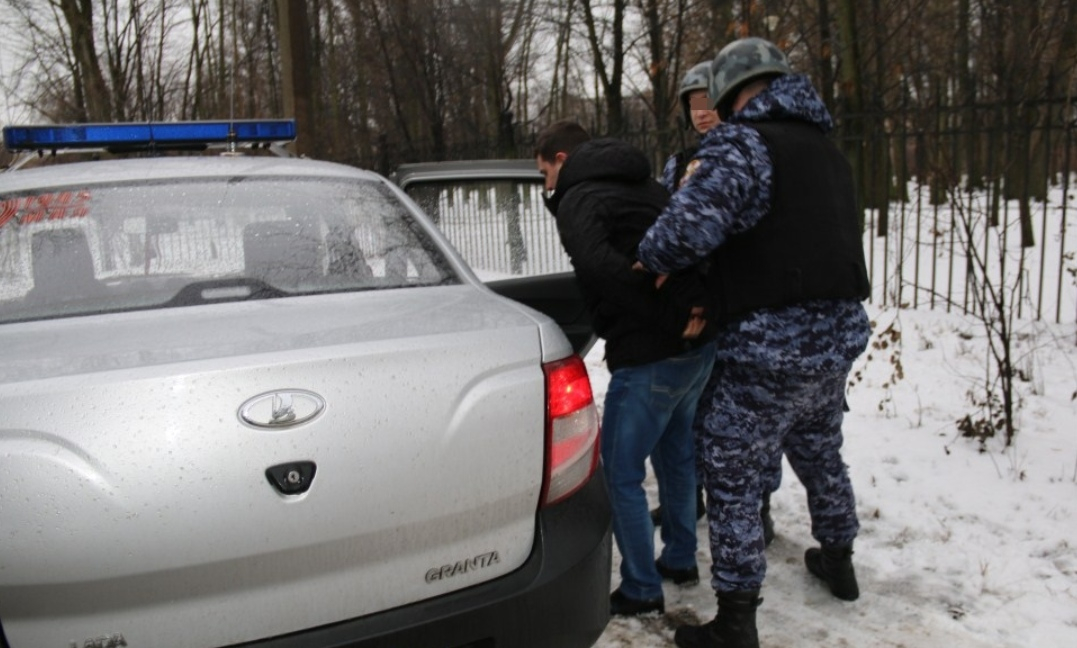 В Кировской области 21-летний парень запер двух девочек в комнате и угрожал ножом