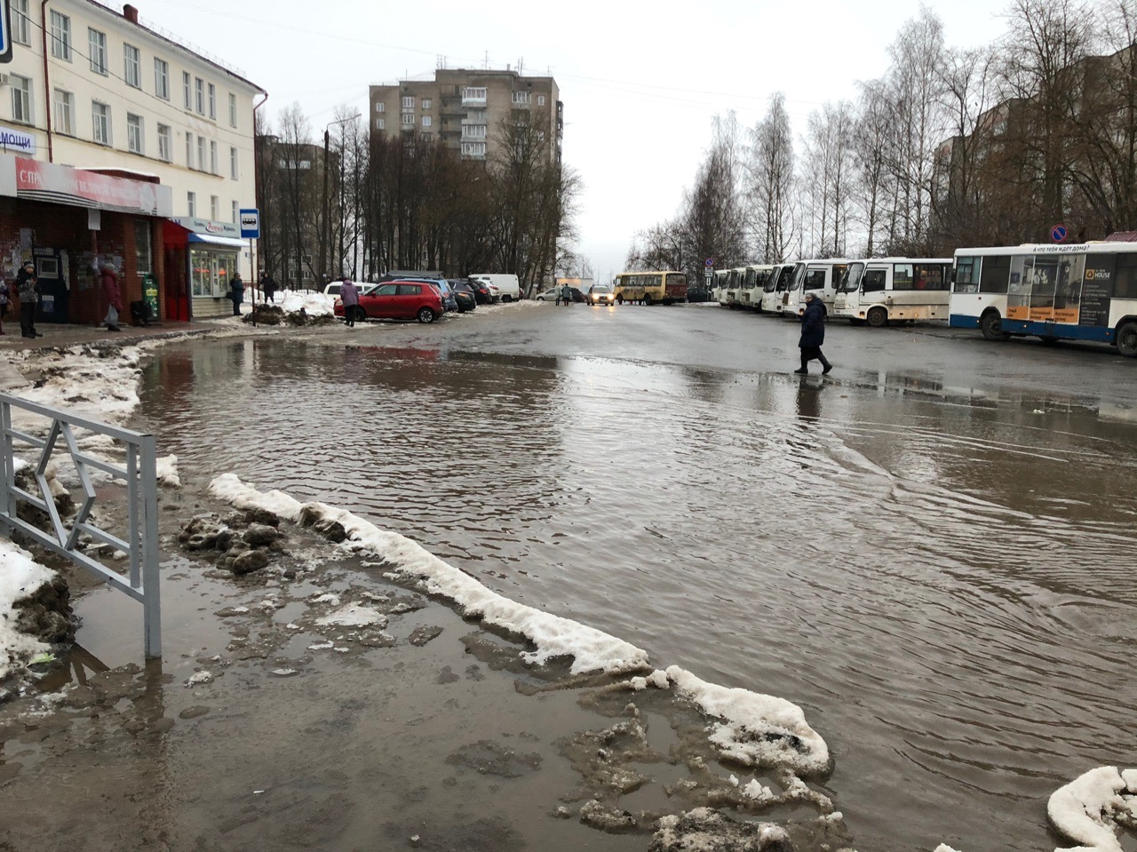 "На коньках по тротуарам либо вплавь по дорогам": кировчане о состоянии дорог в городе