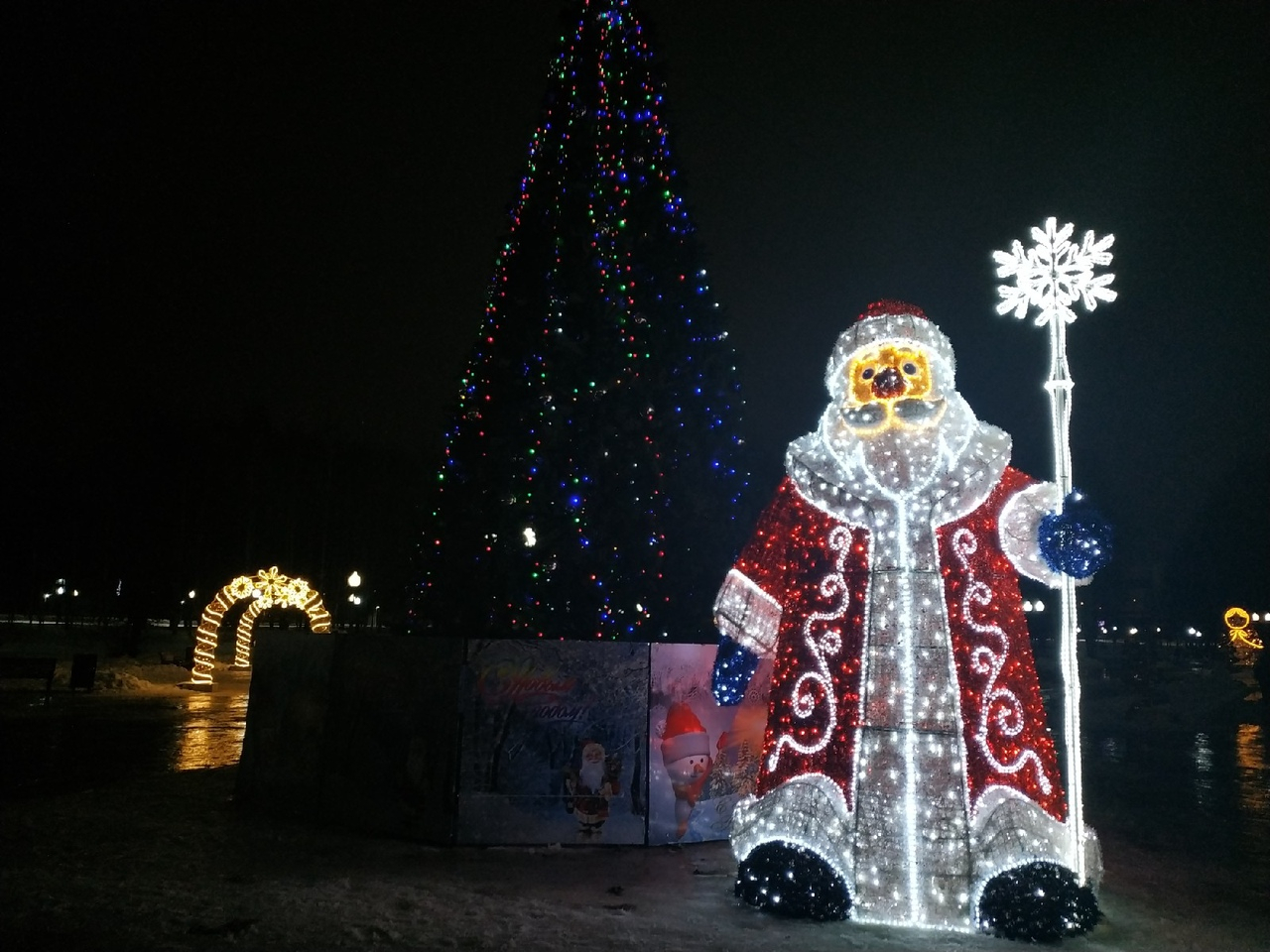 Снеговик, Дед Мороз и Матрешка: как Кочуровский парк украсили к Новому году
