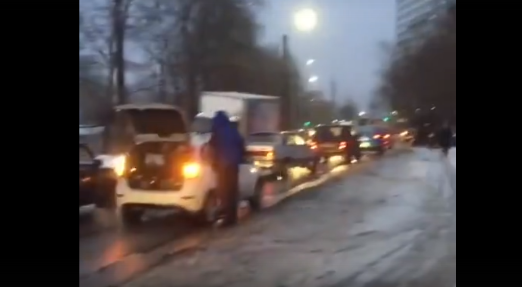За день у кольца на въезде в Киров десятки машин пробили колеса