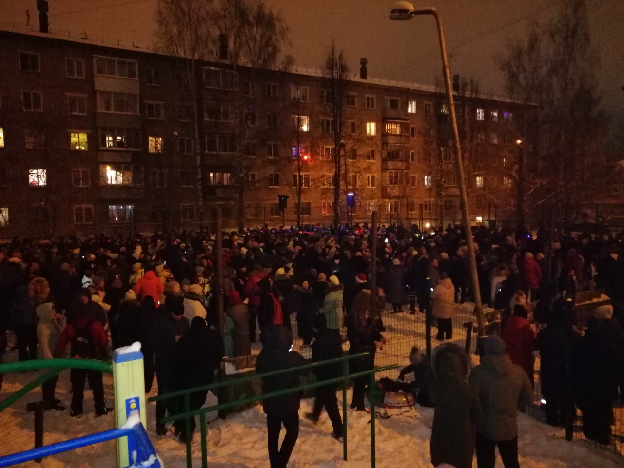 Новогодняя дискотека на Кольцова вновь собрала сотни кировчан