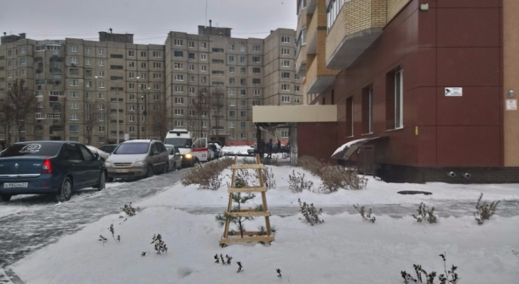 В Кирове из многоэтажки выпал молодой человек