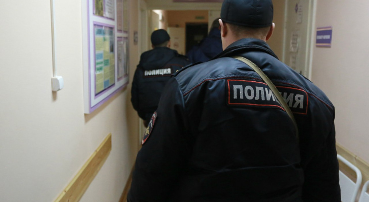 В Кировской области задержали парня, который искал в сугробе наркотики