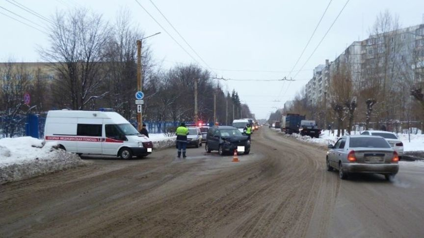 В Кирове столкнулись две иномарки, пострадала женщина