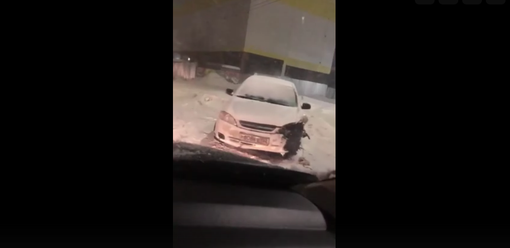 Очевидцы сняли на видео, как в Кирове столкнулись две легковушки