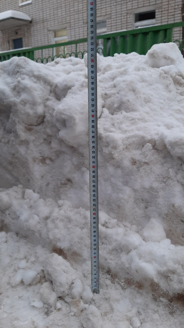 Последствия снегопада: сугробы на дорогах и тротуарах и аварии в Кирове