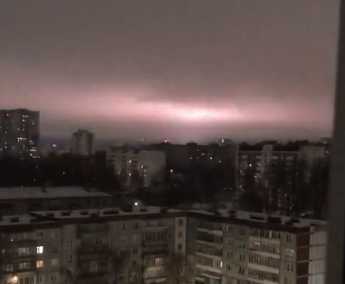Специалист объяснил необычные вспышки в небе над Кировом