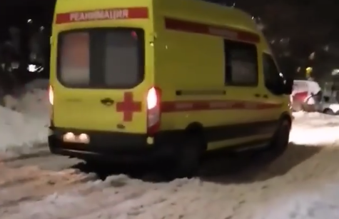 В Кирове медики возят с собой песок, чтобы справиться со снежной кашей во дворах