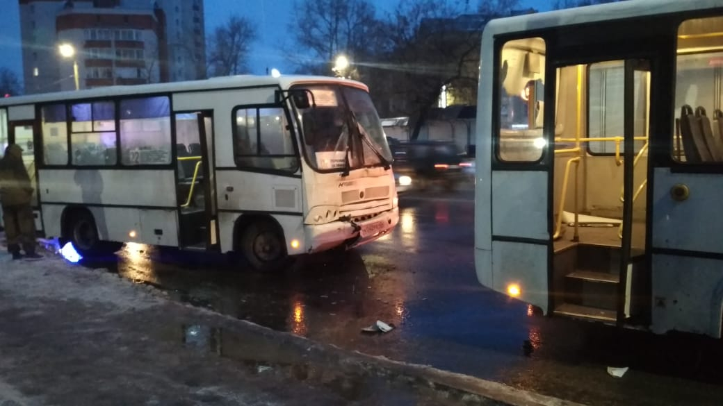 Утром в Кирове столкнулись два автобуса: 8 человек пострадали