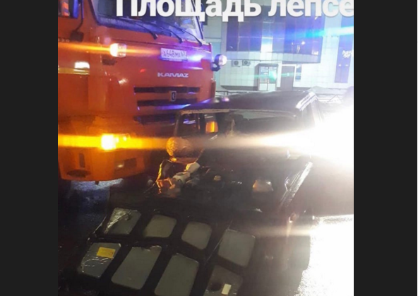 Ночью в Кирове КамАЗ протаранил легковое авто