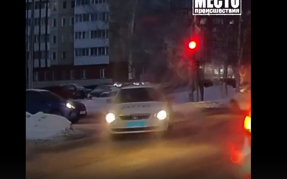 В Кирове машина ДПС проехала на красный и чуть не сбила пешехода