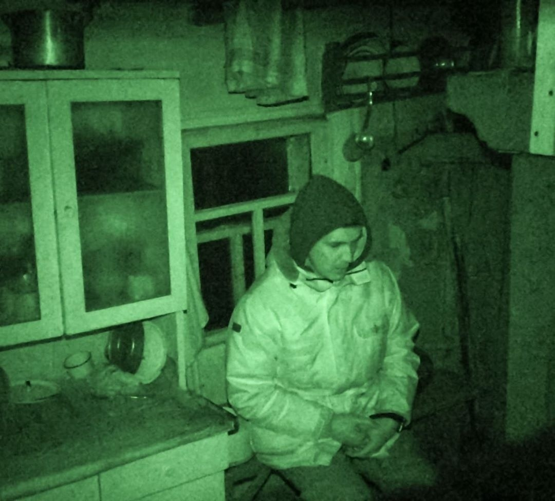 Известный блогер провел ночь в заброшенном доме ведьмы в Кировской области