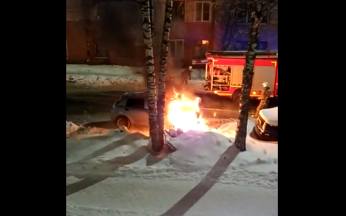 В центре Кирова вспыхнула иномарка: в дыму был весь район
