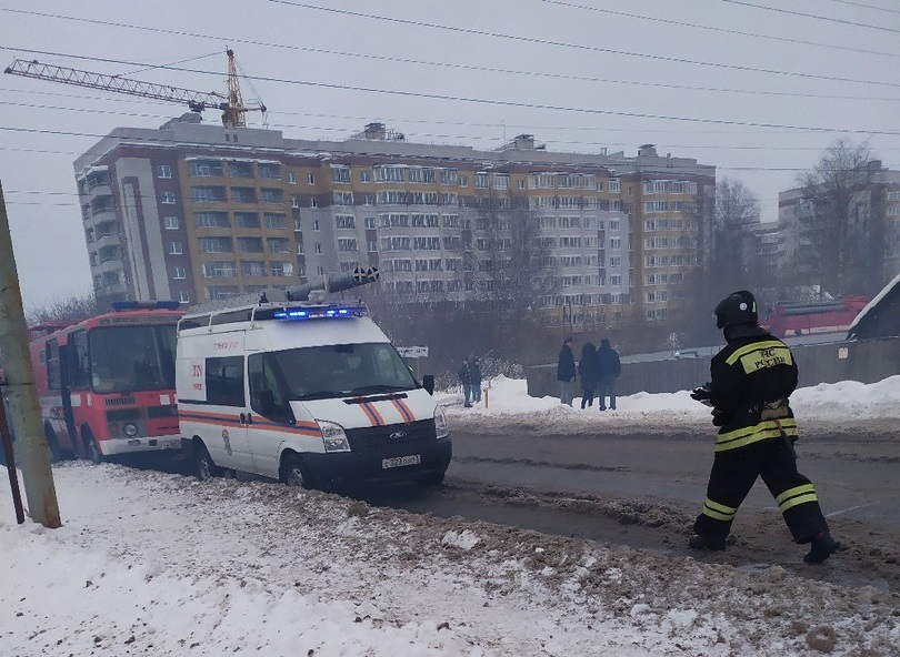 В Кирове горит жилой дом: на месте работают спасатели и медики 