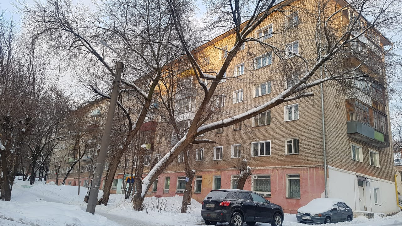 В центре Кирова на девушку упал снег
