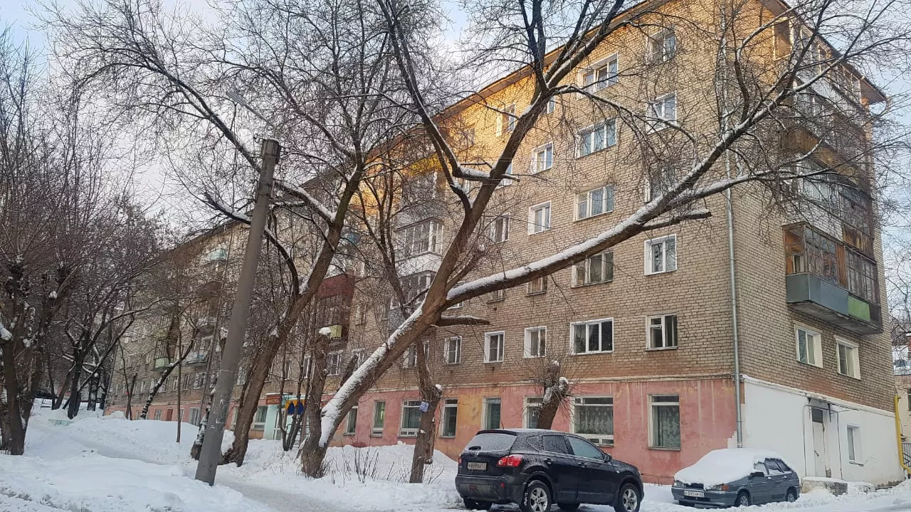 Фото к статье: В центре Кирова на девушку упал снег