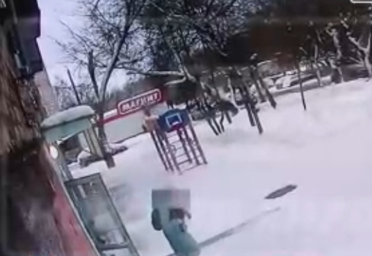 Появилось видео падения глыбы на подростка в центре Кирова