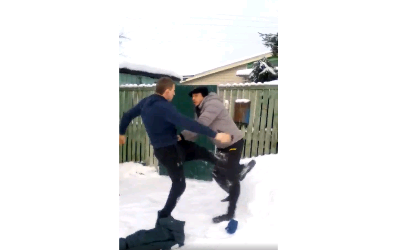 В пригороде Кирова двое мужчин подрались из-за снега на дороге