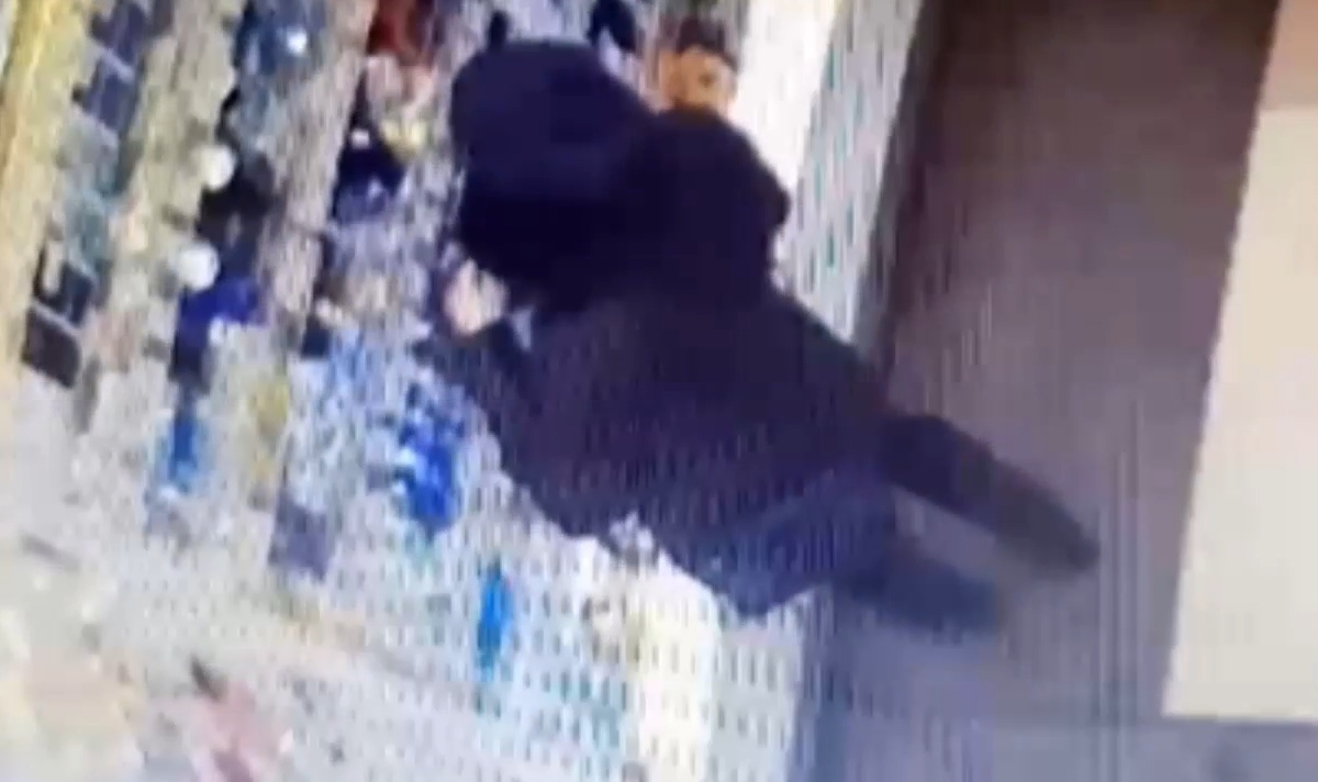 Внимание, розыск: укравшая в магазине парфюм попала на видео