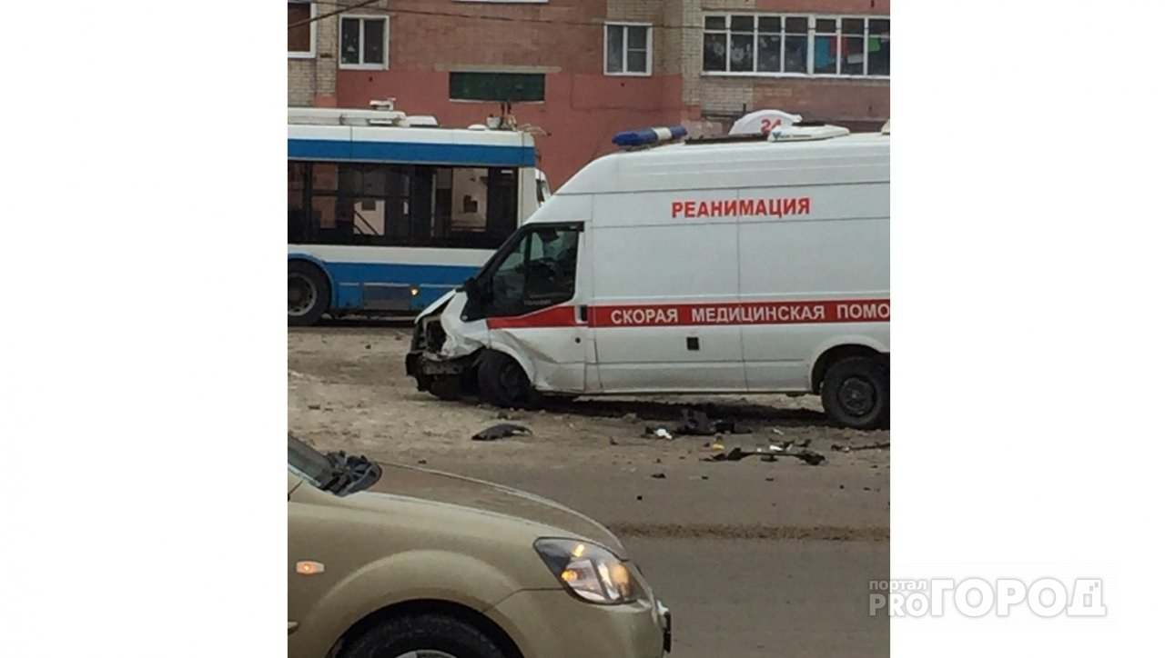 Массовое ДТП в Кирове: от удара иномарку отбросило на машину реанимации