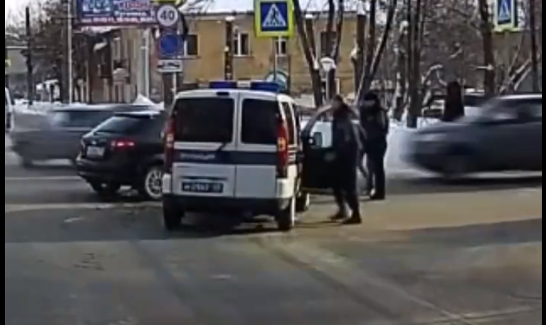 Появилось видео ДТП, где девушка на иномарке таранит машину полиции на улице Щорса