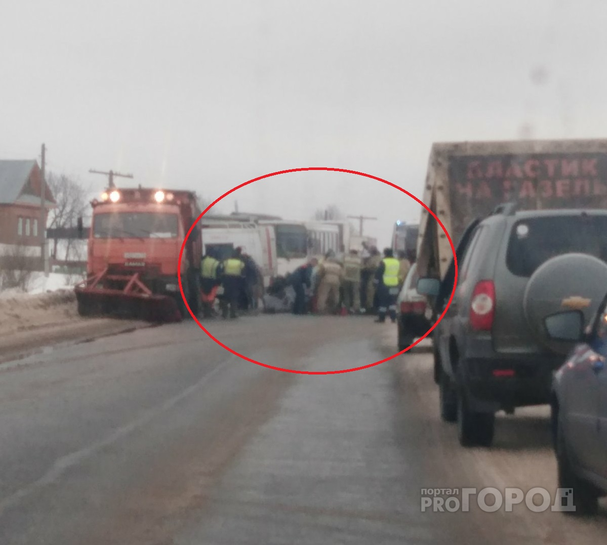 В Кирове Suzuki въехал в снегоуборщик: водителя кроссовера вырезали спасатели