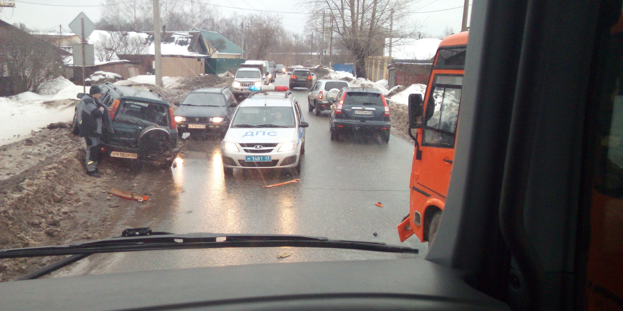 В Кирове столкнулись автобус №33 и Honda: на месте работают 7 машин скорой