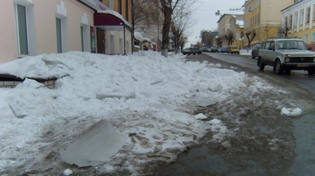 В Кирове с крыши дома на девушку упала снежная масса