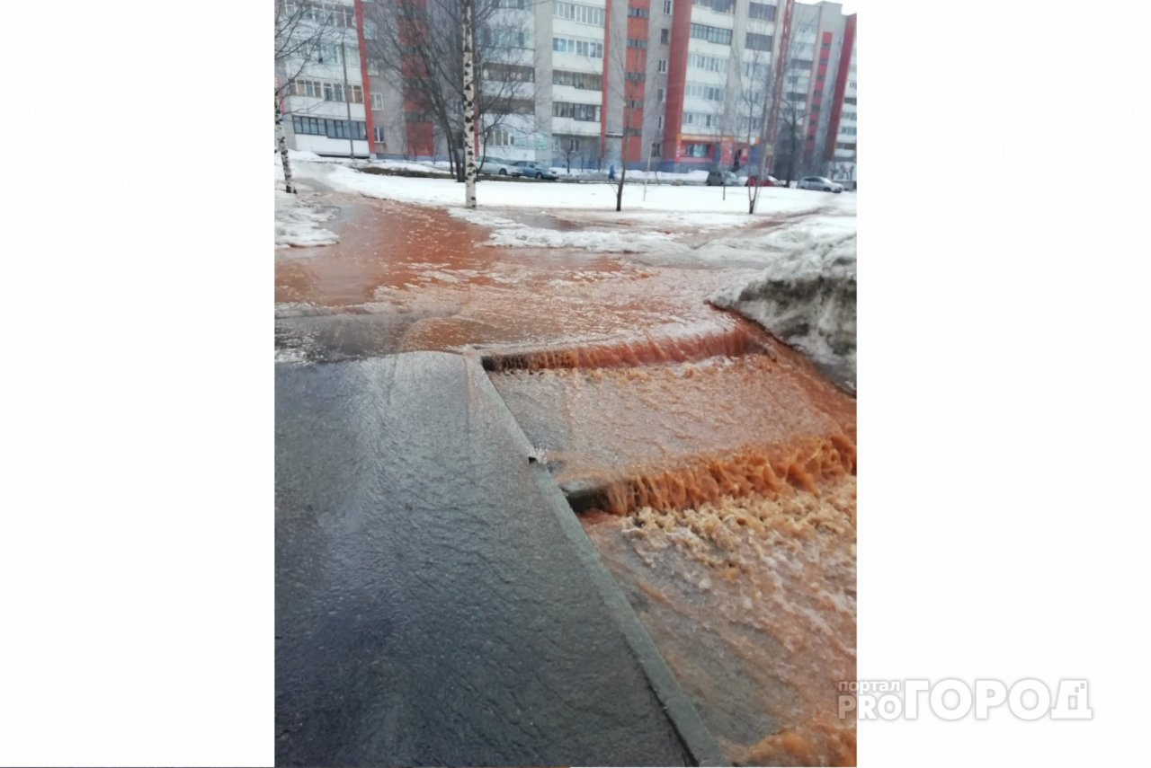 Багровые реки в Кирове:  пешеходы с трудом переходят затопленную дорогу