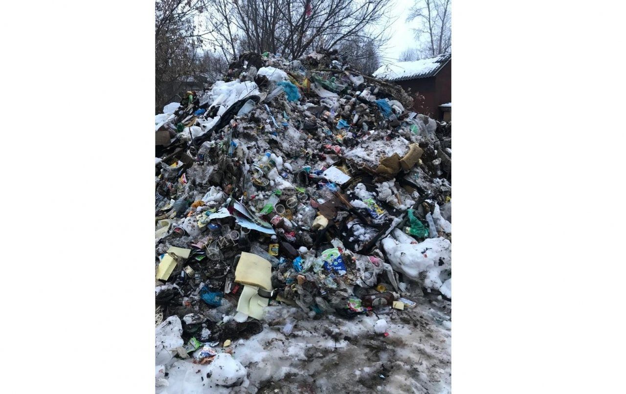 "Горы из мусора выше сугробов": жители Котельничского района тонут в отходах