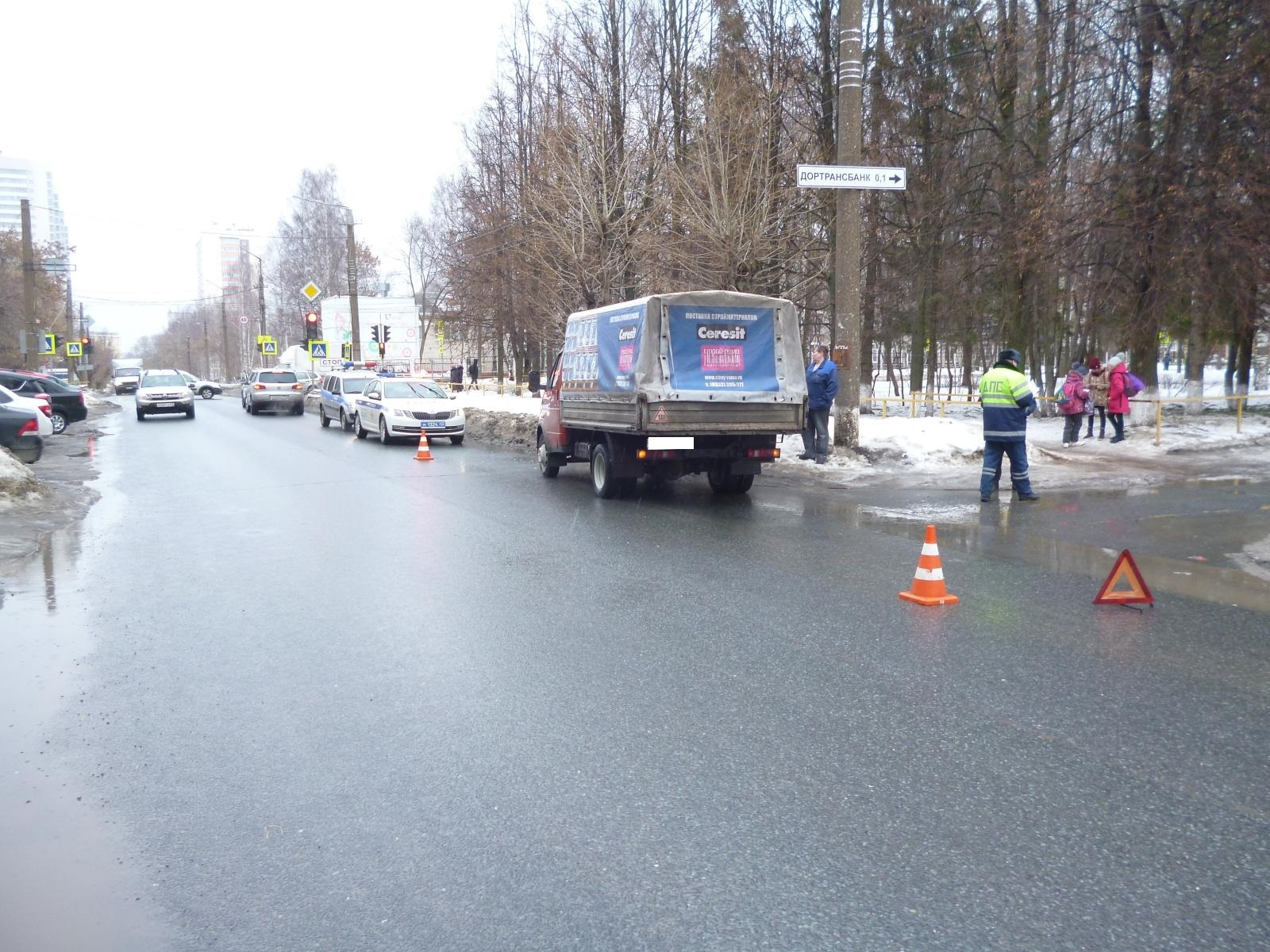 В Кирове ГАЗ сбил бабушку и внучку: пешеходы решили перебежать в неположенном месте