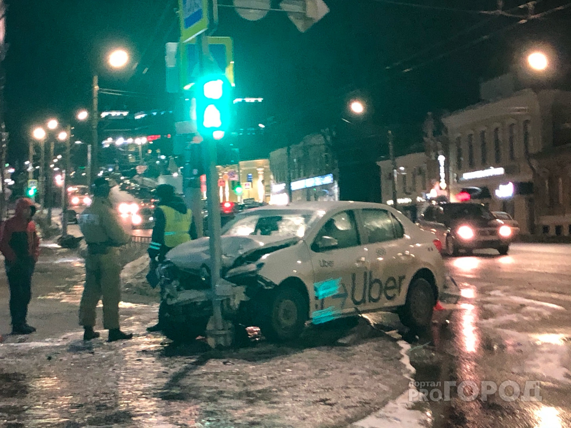 ДТП у Старого универмага: такси влетело в столб после столкновения
