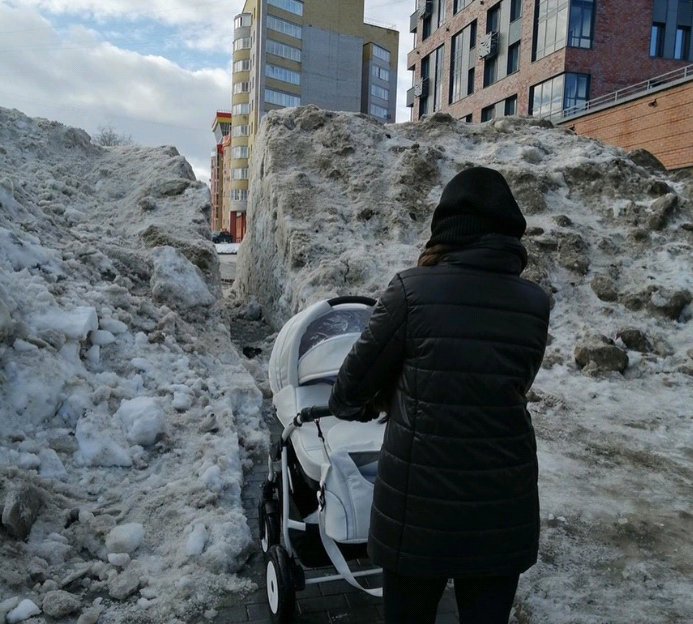 Фото дня: кировчане вынуждены пробираться по снежному тоннелю