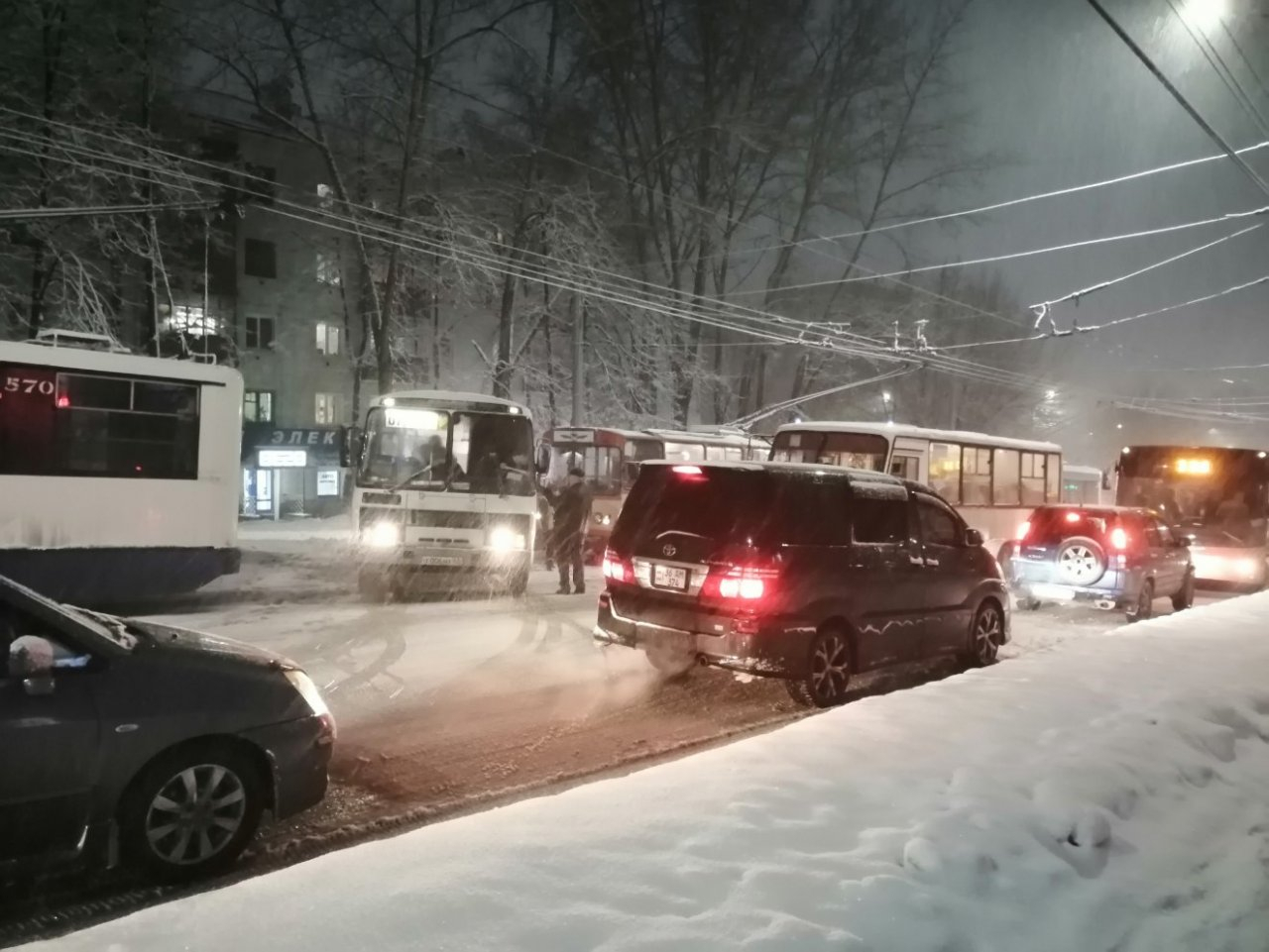 Буксующие фуры и ДТП с автобусами: итоги снежного коллапса в Кирове