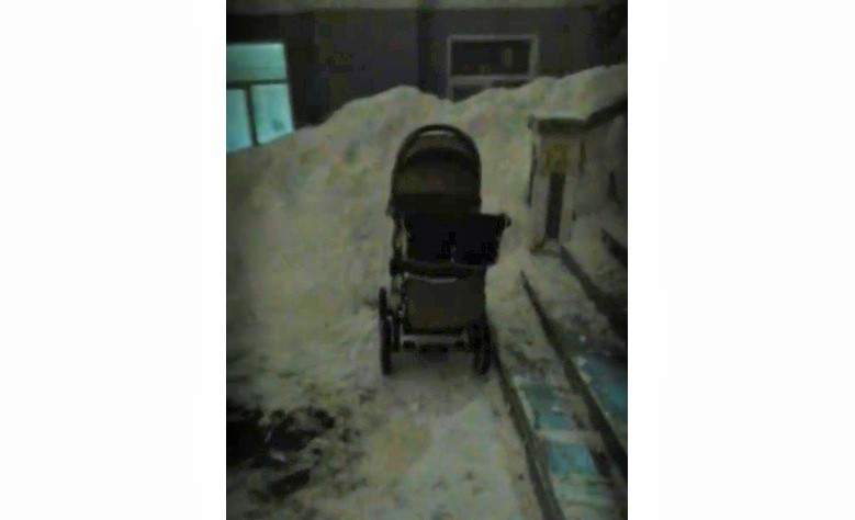В Кирове прохожие нашли коляску с плачущим ребенком