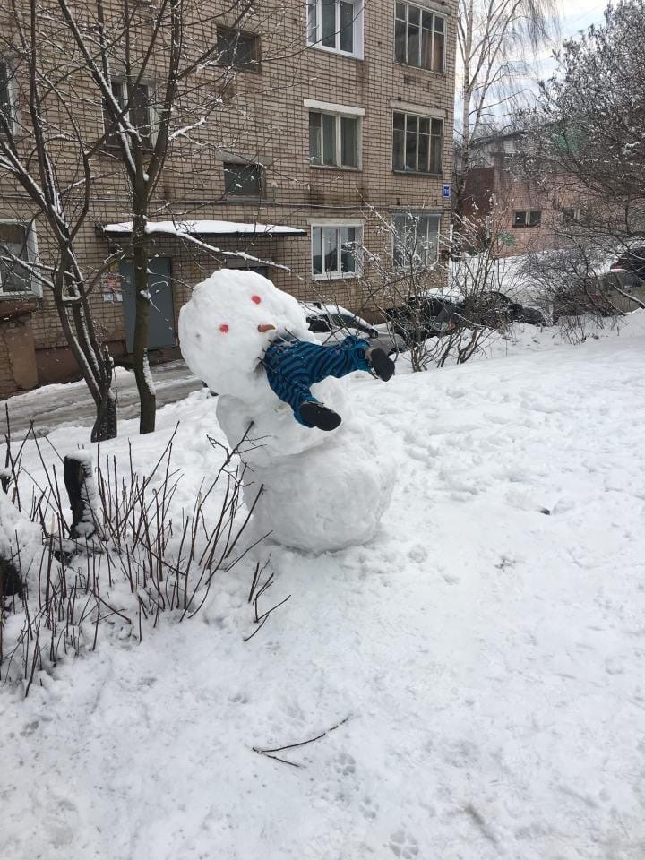 Снеговики едят детей: 6 жутковатых снежных скульптур на улицах Кирова