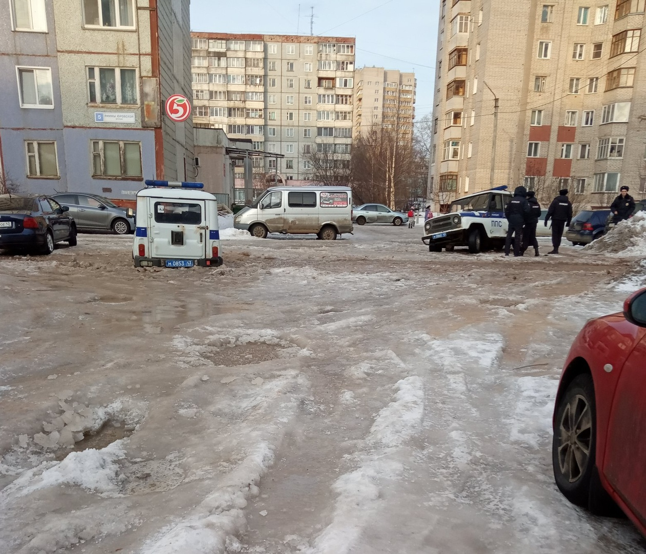 Фоторепортаж: полицейский УАЗ и другие машины застревают в кировских дворах